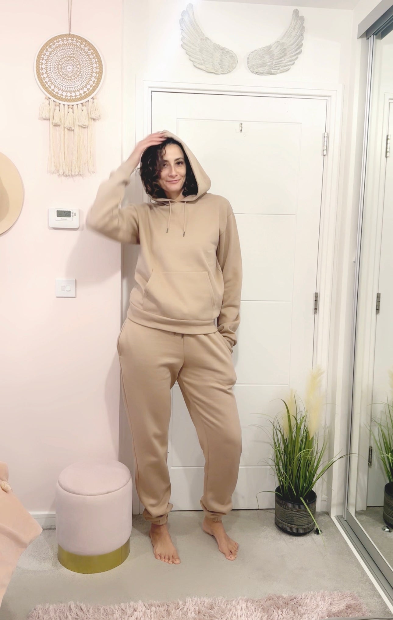 Tall woman wearing oversized caramel hoodie casual streetwear look